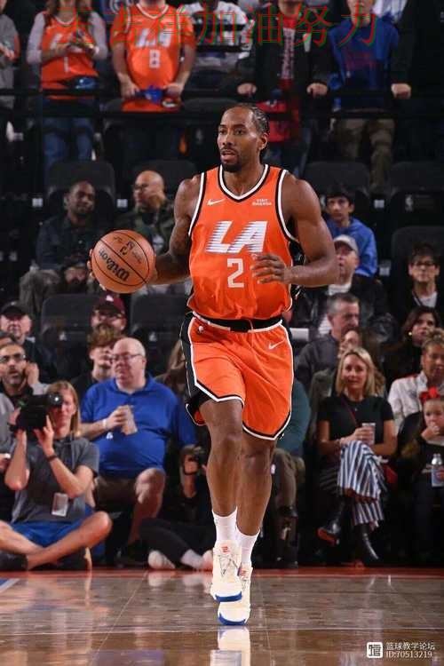 伦纳德高效输出展现核心价值 战术调整效果逐渐显现